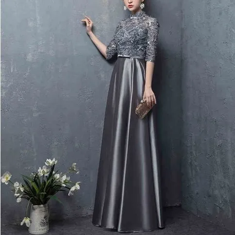 ロング丈のシルバーグレーのお呼ばれパーティードレス レースとフリルがフェミニンで上品な二次会ドレス