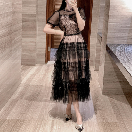 ロングチュールのレースワンピース、エレガントで結婚式のお呼ばれや卒業式・入学式にもぴったりのパーティードレス 